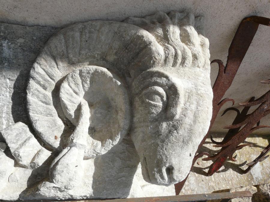 Deux balcons ornés et sculptés de rinceaux de feuillages et de béliers monumentaux