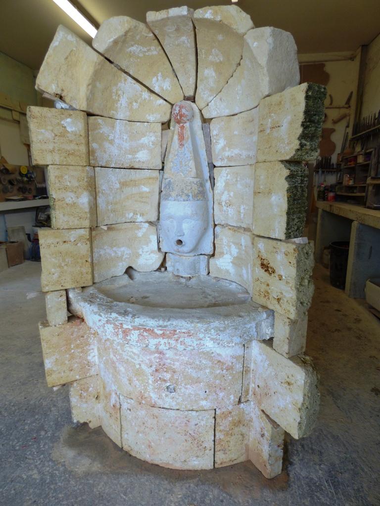 Fontaine ancienne d'angle en pierre
