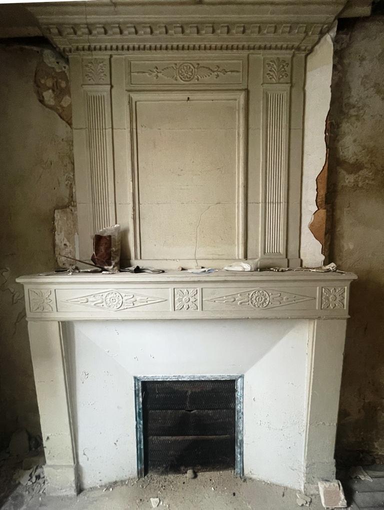 Cheminée à trumeau sculptée