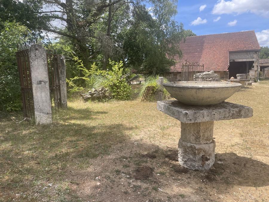 Table de jardin en pierre calcaire