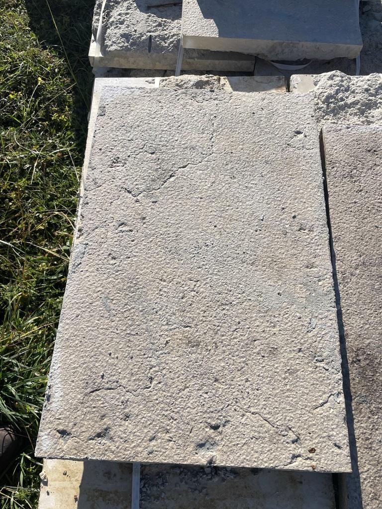 Plus de 60 m² dallage pierre blanche