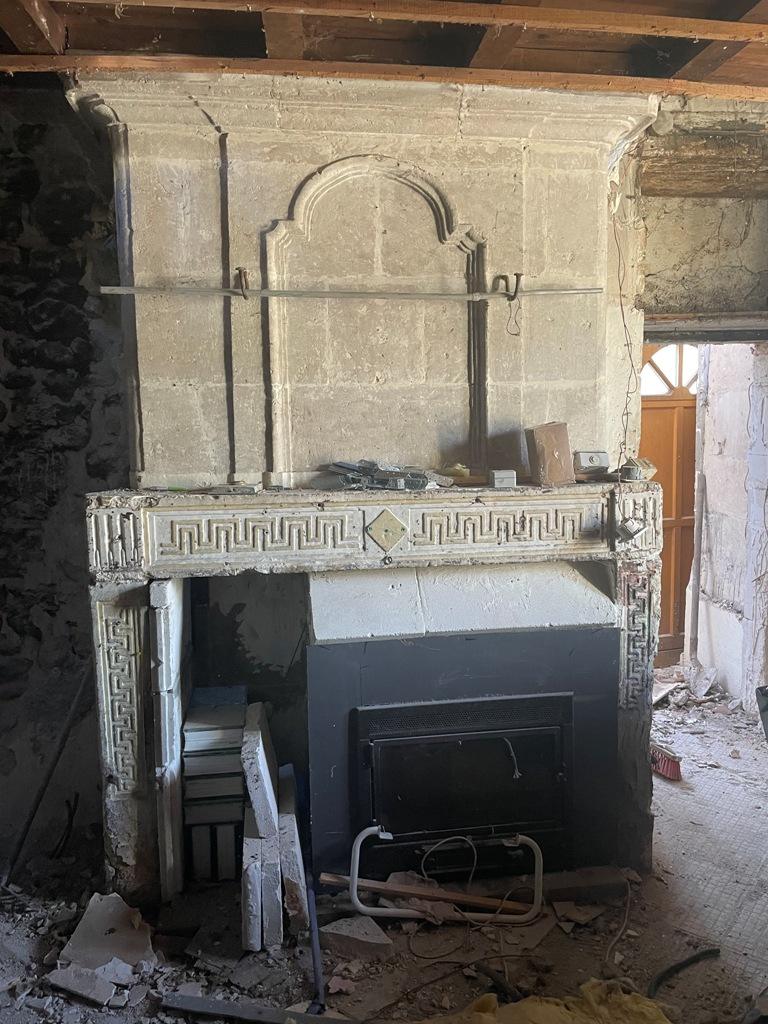 Ancienne cheminée en pierre de Charente